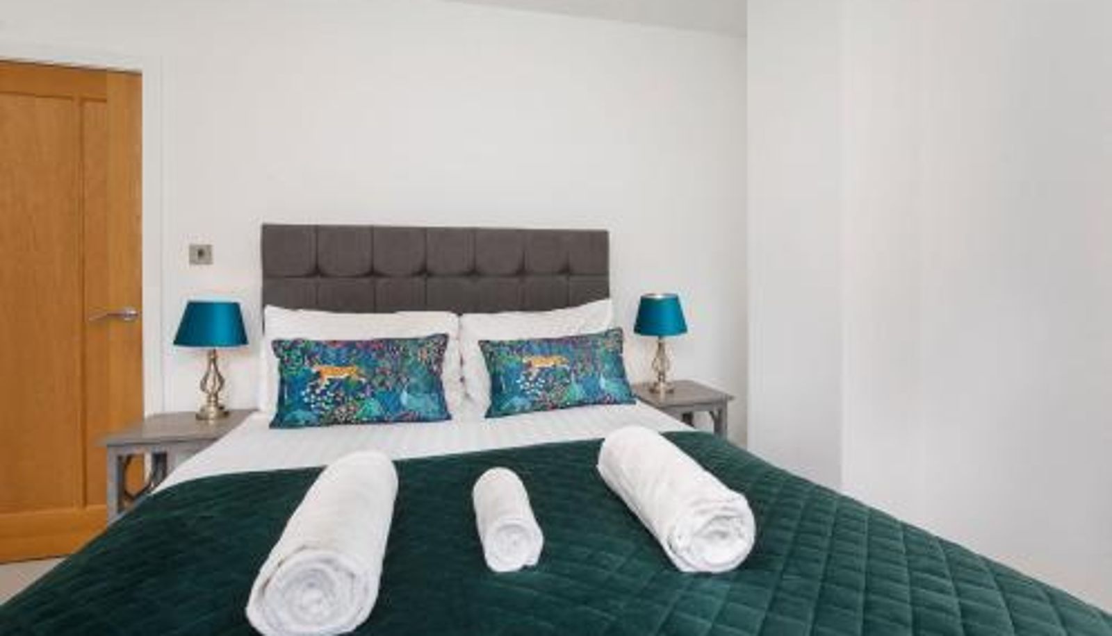 Apartament - White House Apartments-Free parking 1 car per apartment