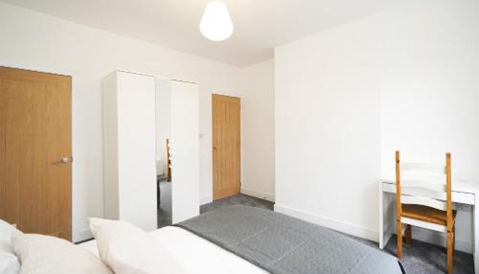 Apartment - WiFi  close to city centre  entire private house Charlotte House