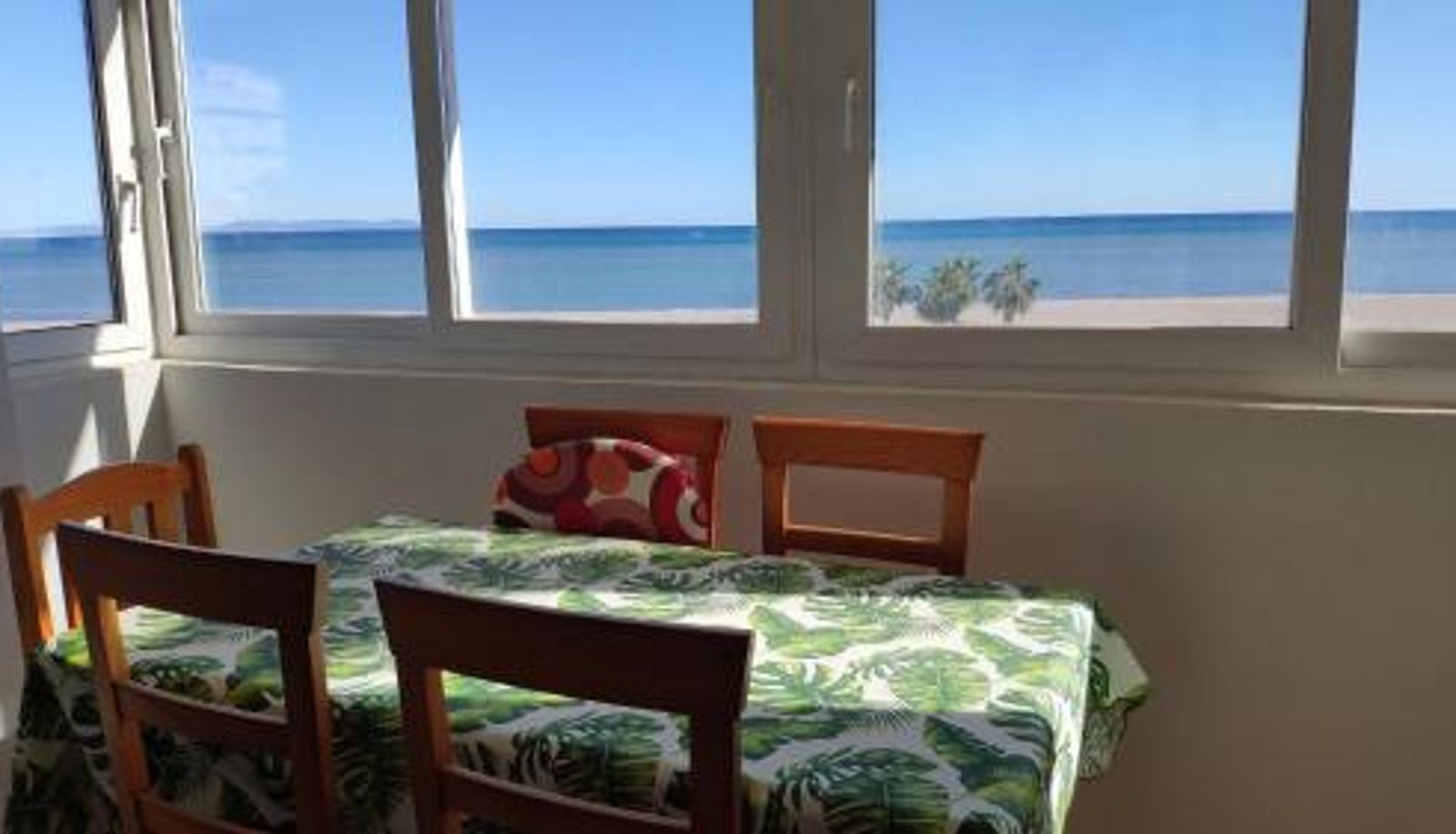 Frühstücksraum innerhalb des Restaurants - Two Bedroom Apartment on Front Line Of The Beach