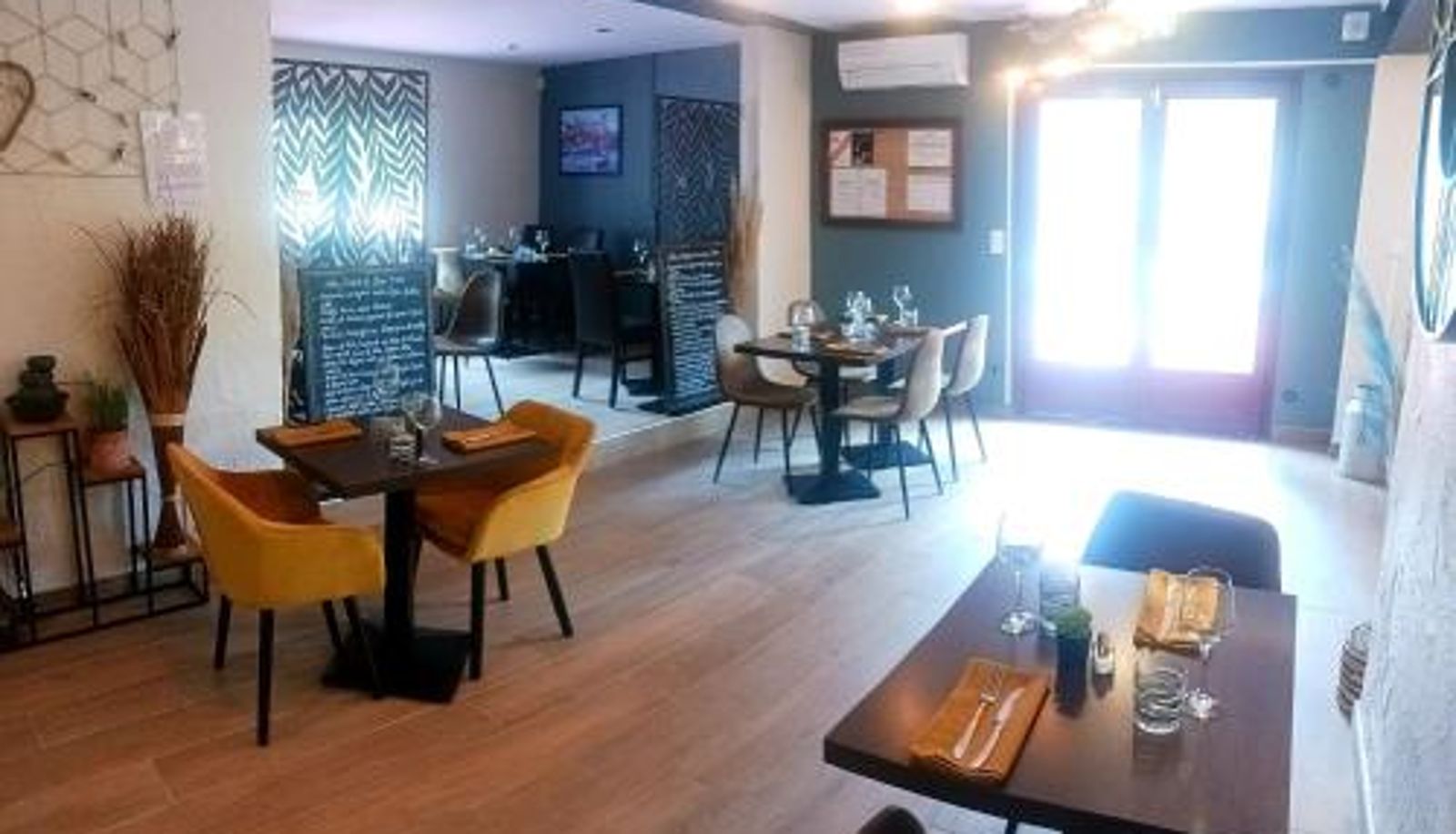 Breakfast room within the restaurant - MON FARE