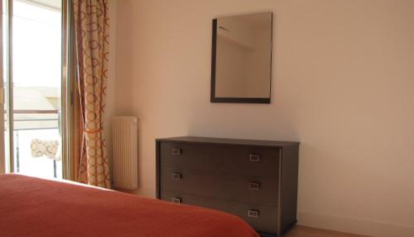 Camera - Appartement moderne à Antibes - 50 m² - Vue sur jardin