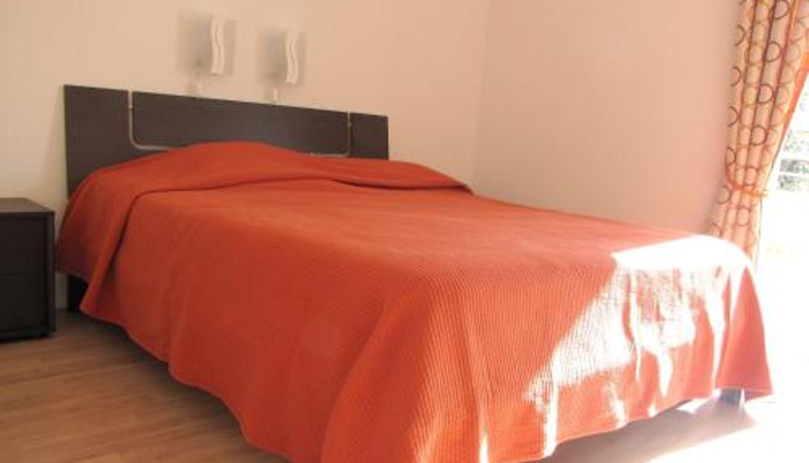 Chambre - Appartement moderne à Antibes - 50 m² - Vue sur jardin