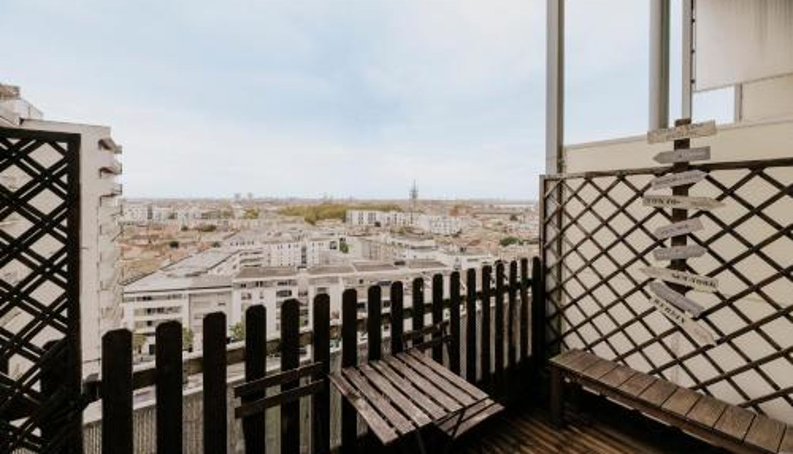 Appartement - Bright 2-Bedroom Duplex Apartment near Gare Saint-Jean with Parking