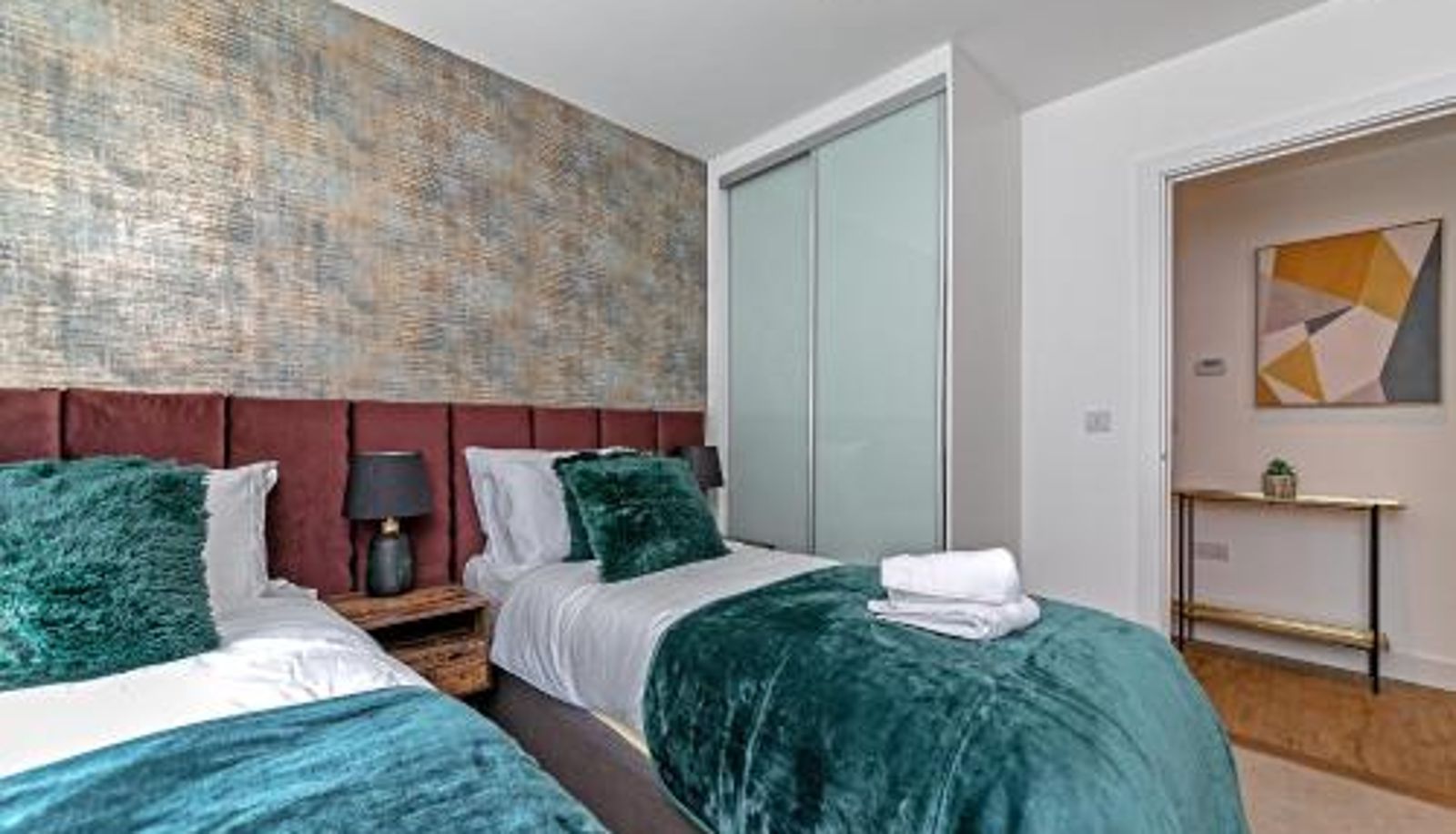 Appartamento - Train Station And Town Centre  Close To Airport  FANTASTIC Location  FREE Parking LUXURY AIRPORT SUITE