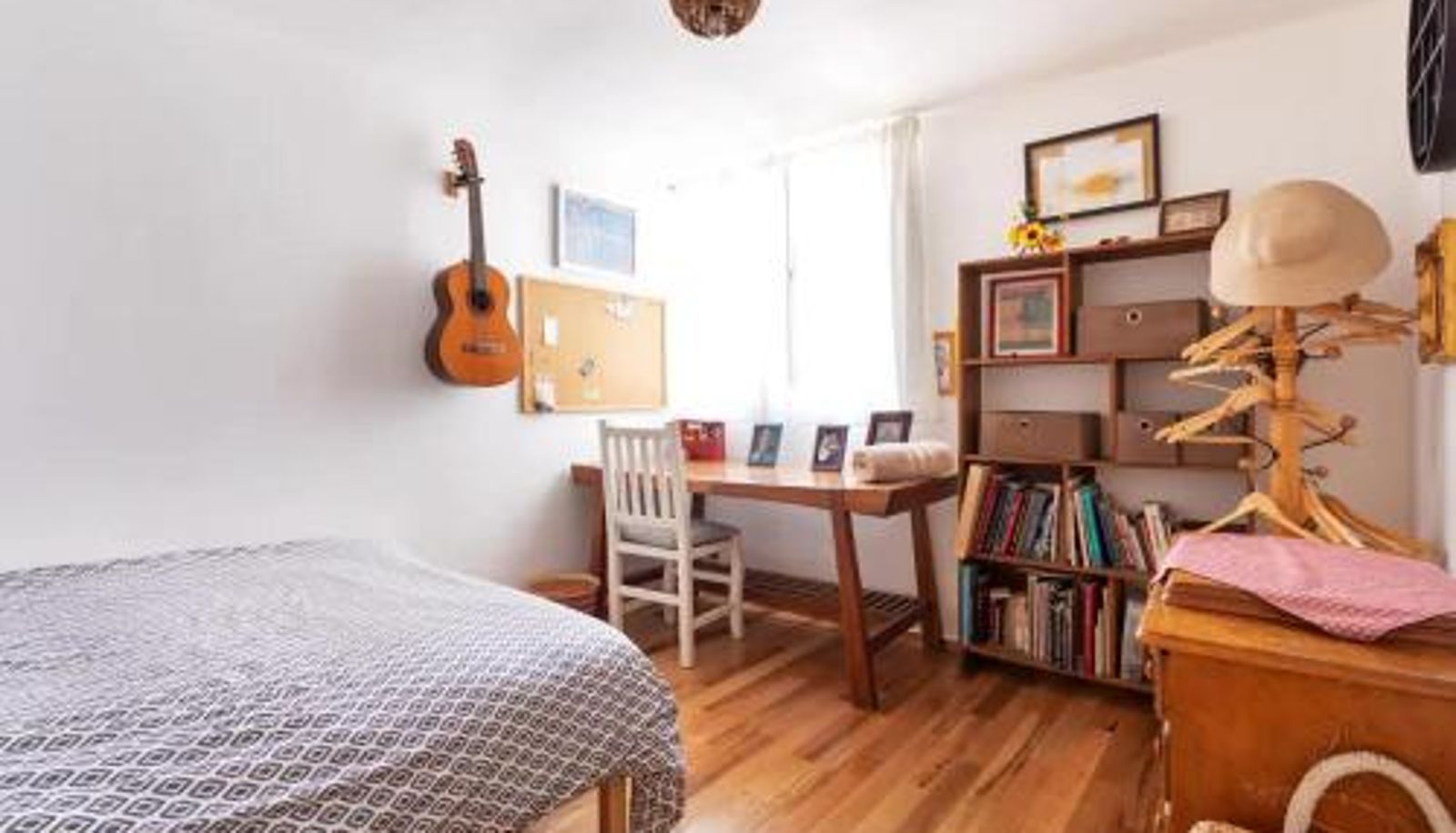 Room - Unique & Comfy with AC near Mercado Medellin