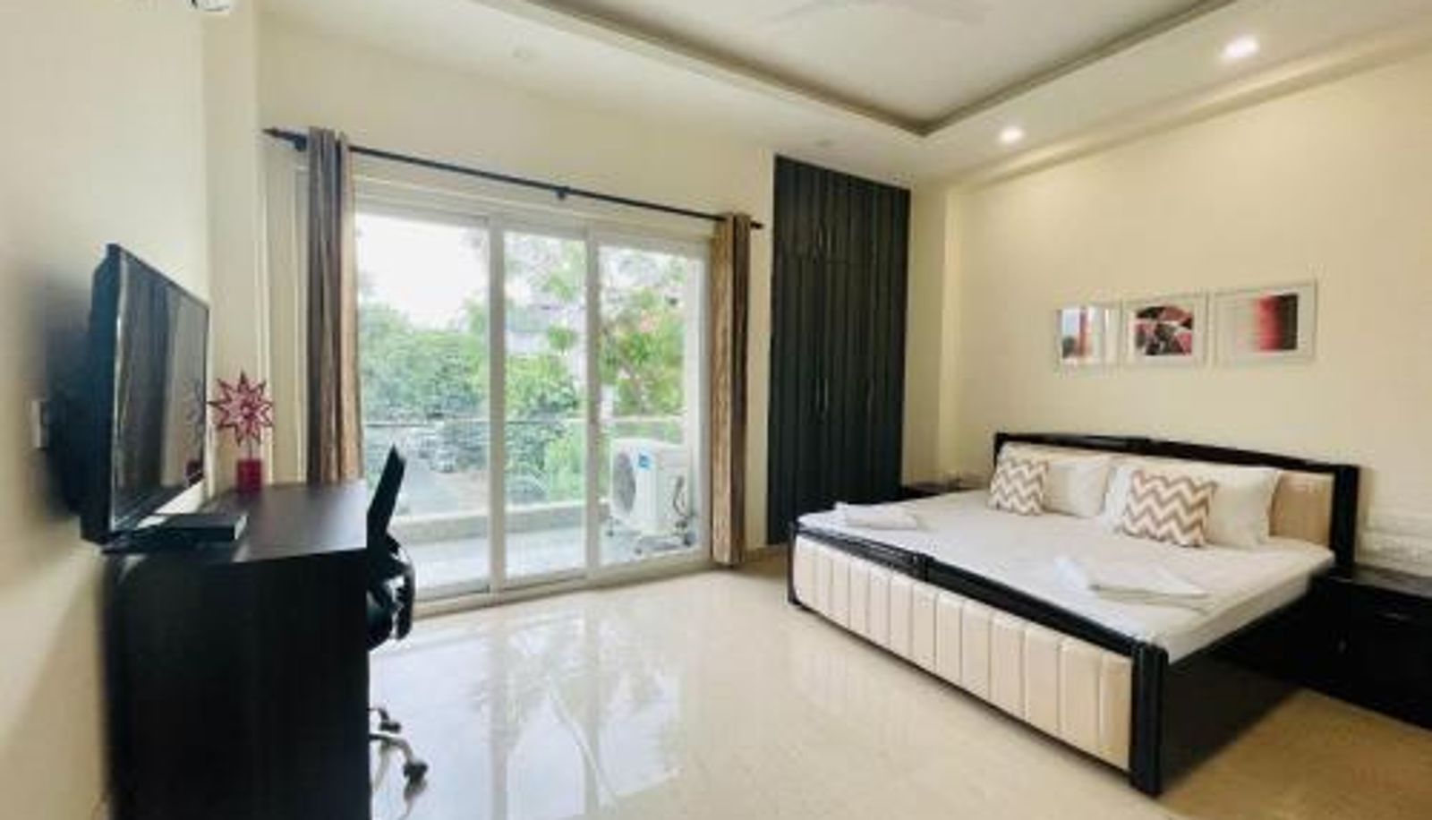 Room - Lift  MG Road - Balcony BluO 1BHK - DLF CyberCity