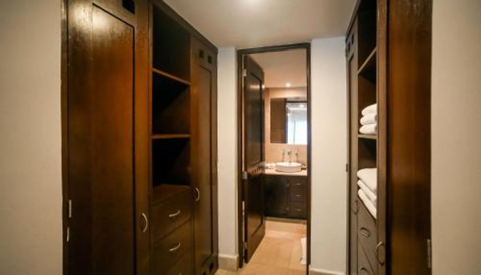Apartment - Luxurious & Central Condo In Playa Steps From The Beach