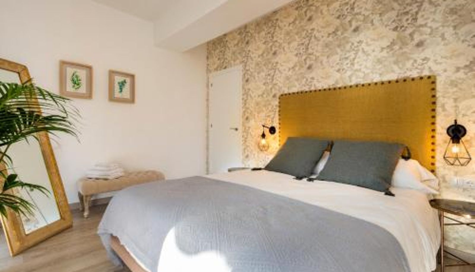 Apartment - Genteel Home Mano de Hierro