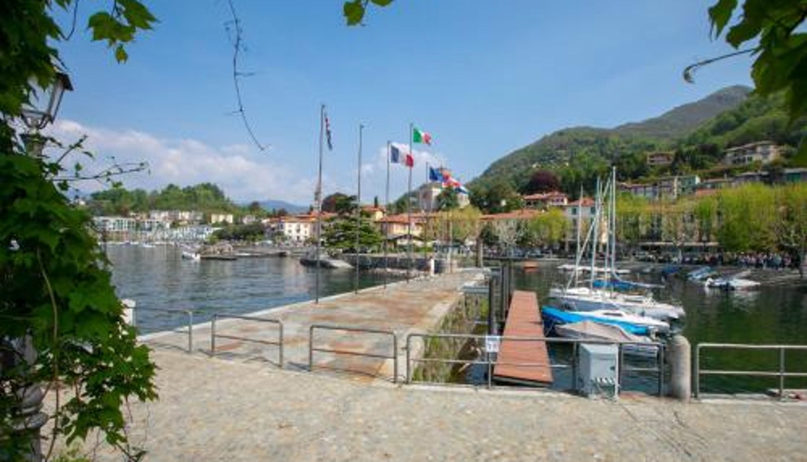 Info - HomeSweetHome Lake-View Villetta a schiera with Garden - Happy Rentals