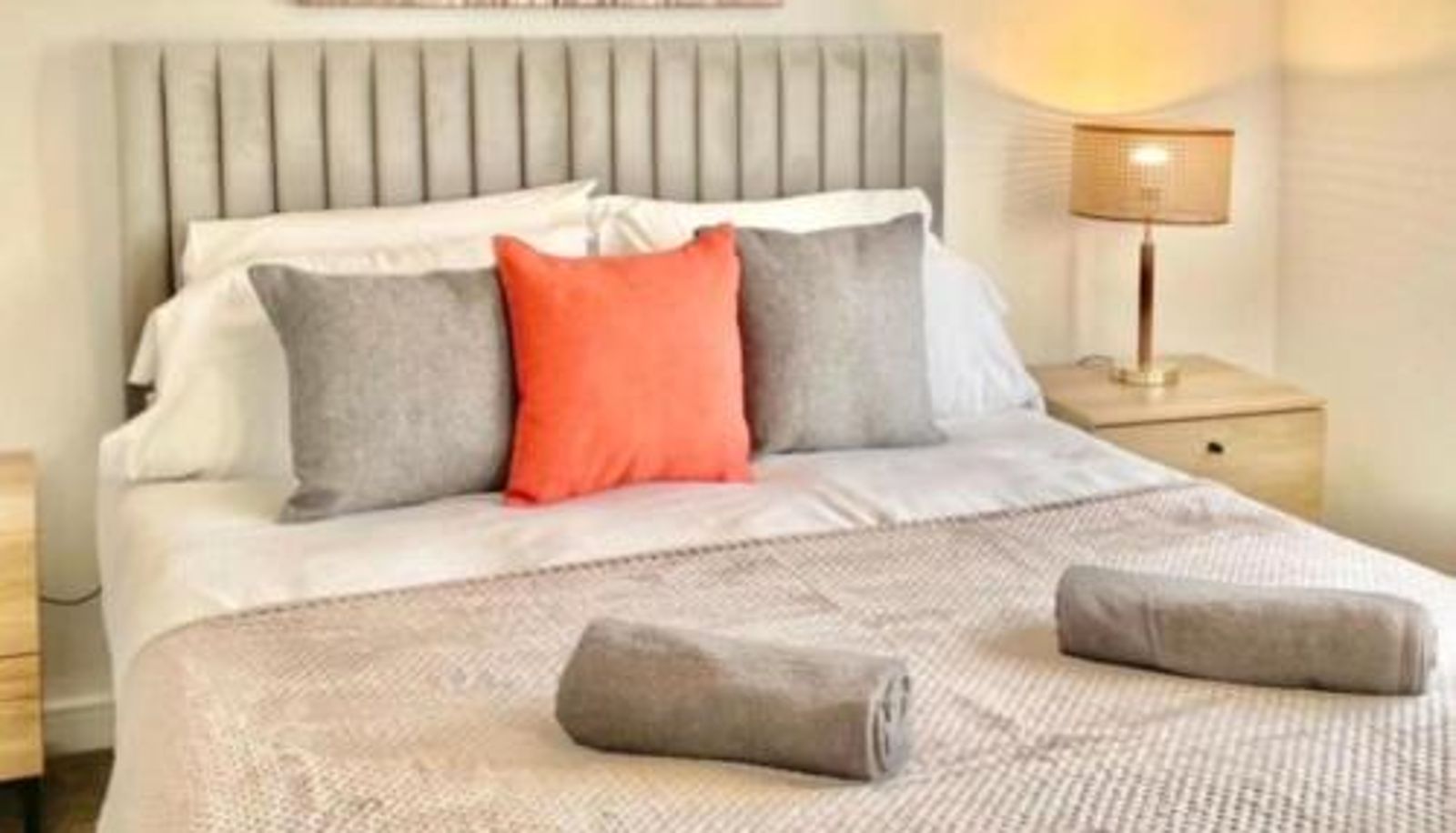 Info - Apartment near town centre and popular shopping Outlet
