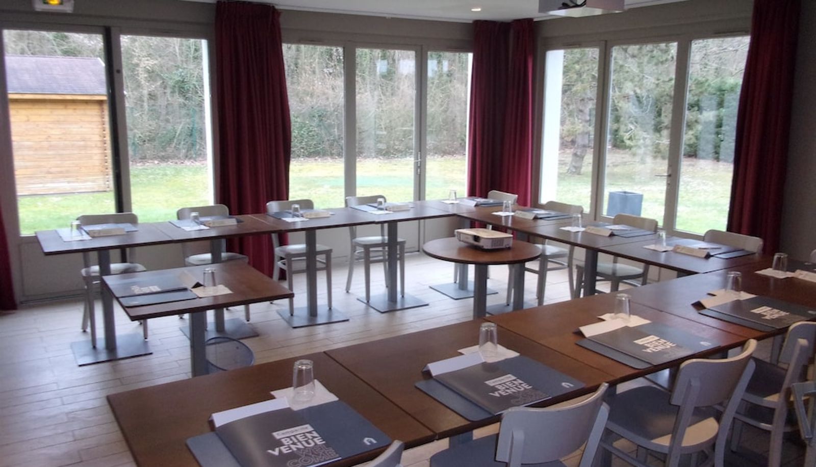 Sala de reuniones - CAMPANILE CHANTILLY