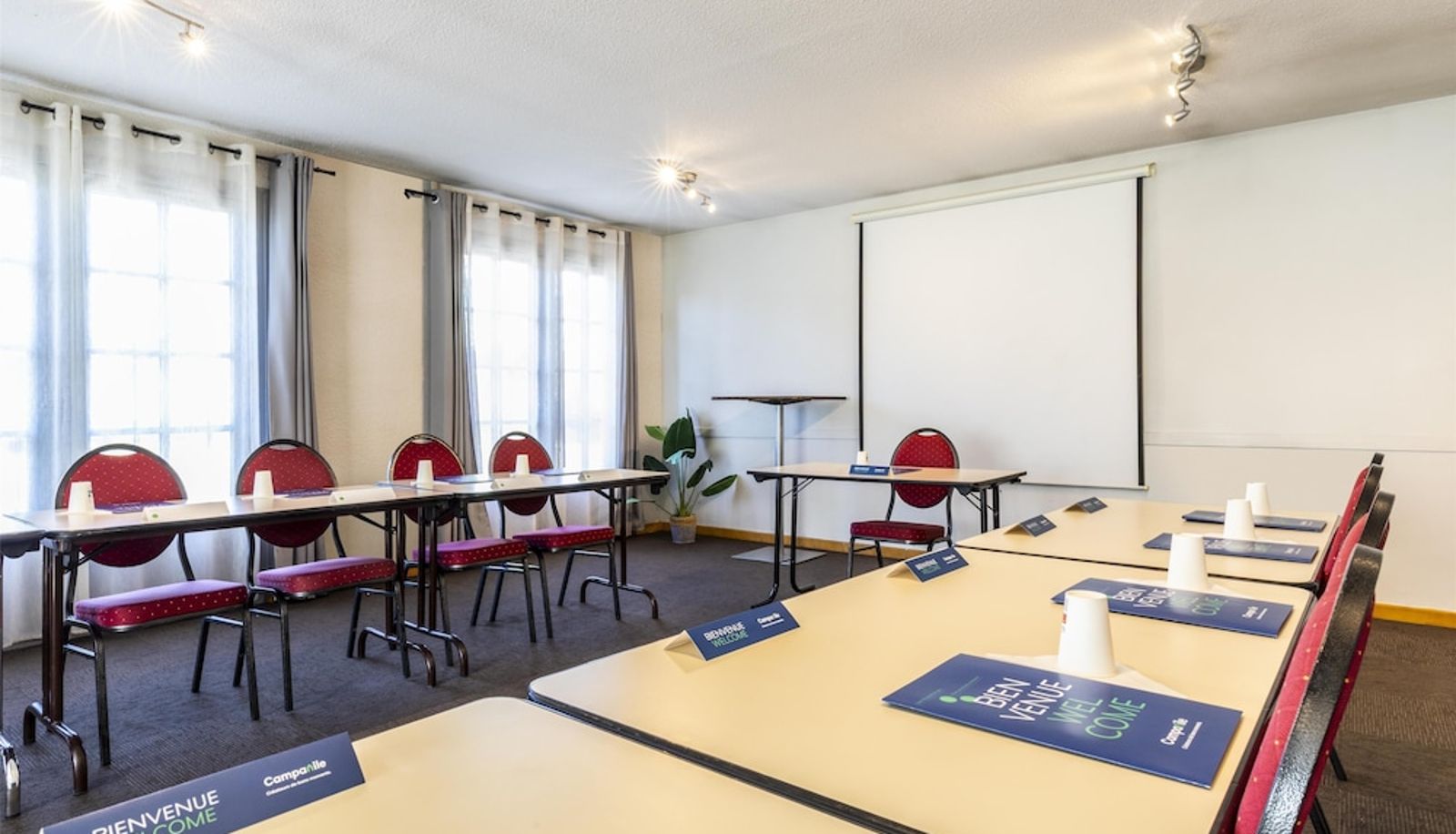 Sala de reuniones - CAMPANILE VIRE