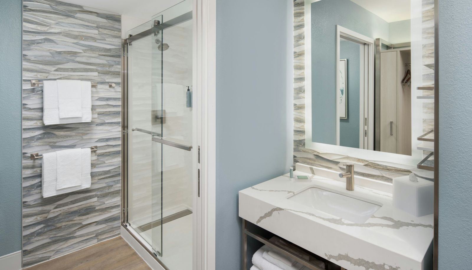 Zimmer - Courtyard by Marriott Charleston Waterfront