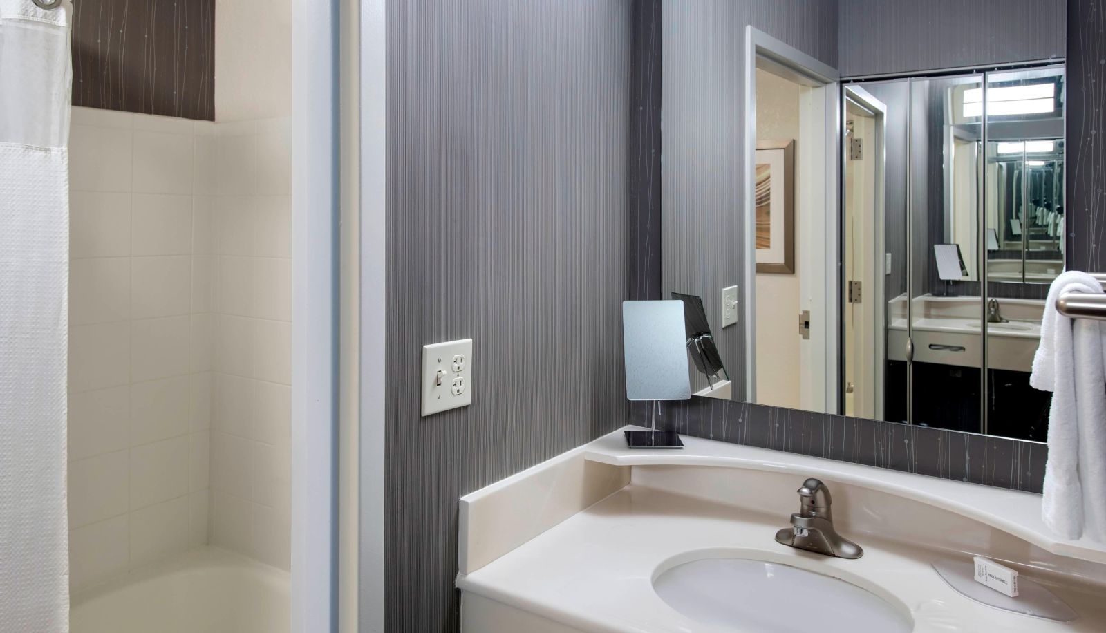 Zimmer - Courtyard by Marriott Lebanon
