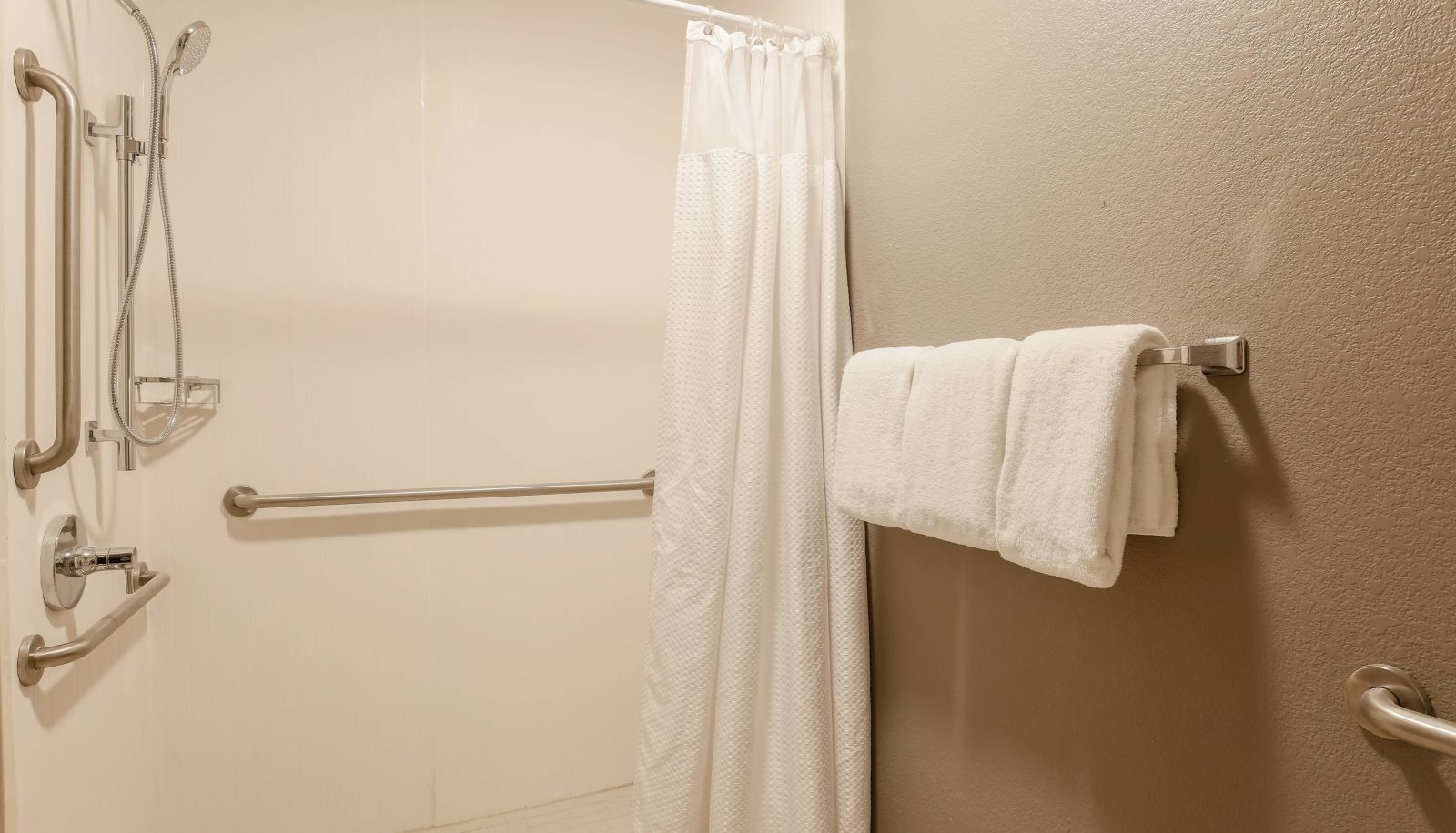 Room - Courtyard by Marriott Monroe Airport