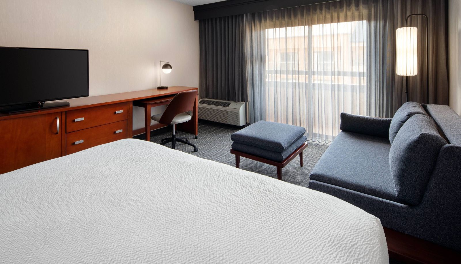 Zimmer - Courtyard by Marriott Bakersfield
