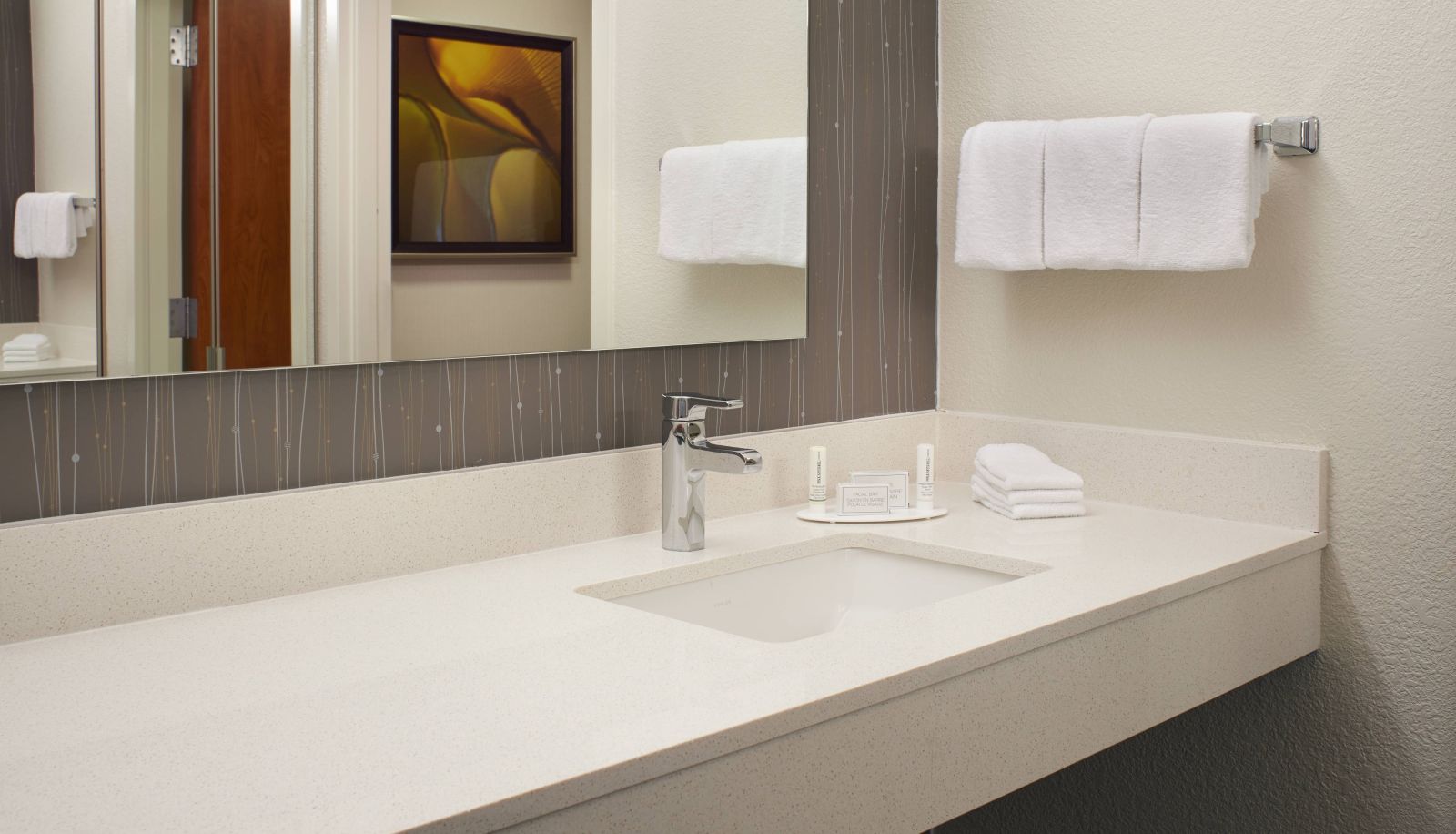 Room - Courtyard by Marriott Kansas City Overland Park Convention Center