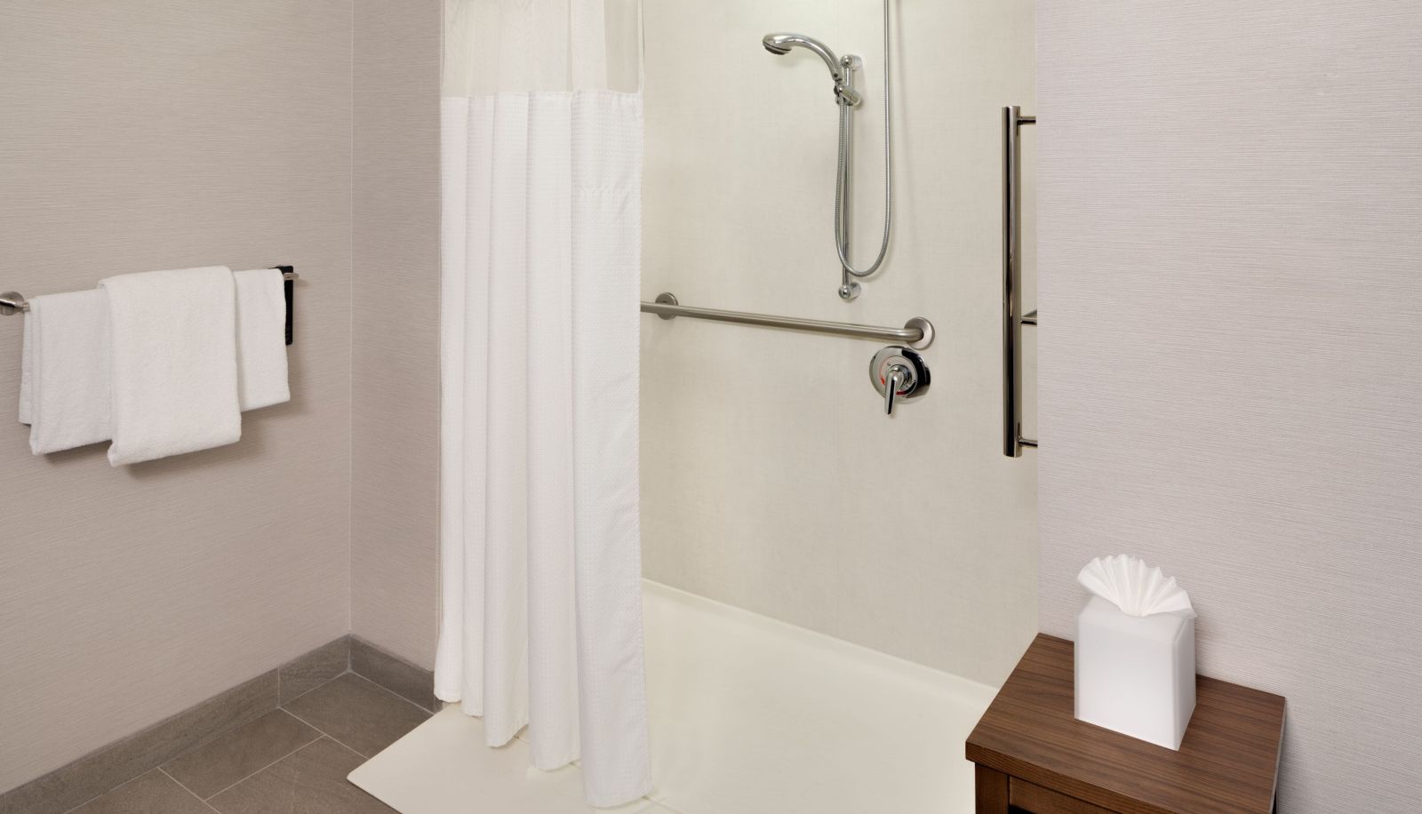 Zimmer - Courtyard by Marriott Stamford Downtown