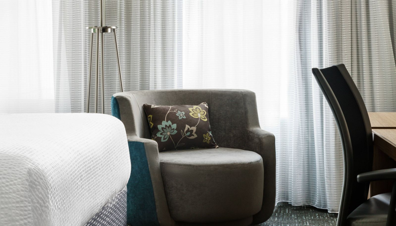 Room - Courtyard by Marriott Chicago Downtown Magnificent Mile