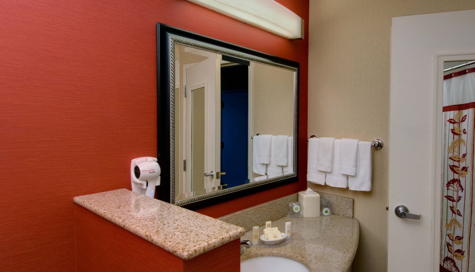 Zimmer - Courtyard by Marriott Madison East