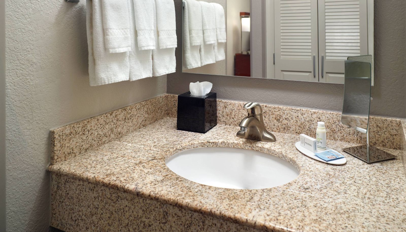 Room - Courtyard by Marriott Macon