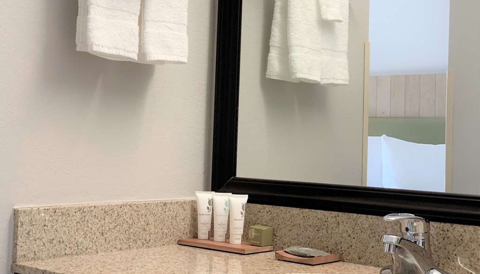 Camera - Country Inn & Suites by Radisson Clarksville TN