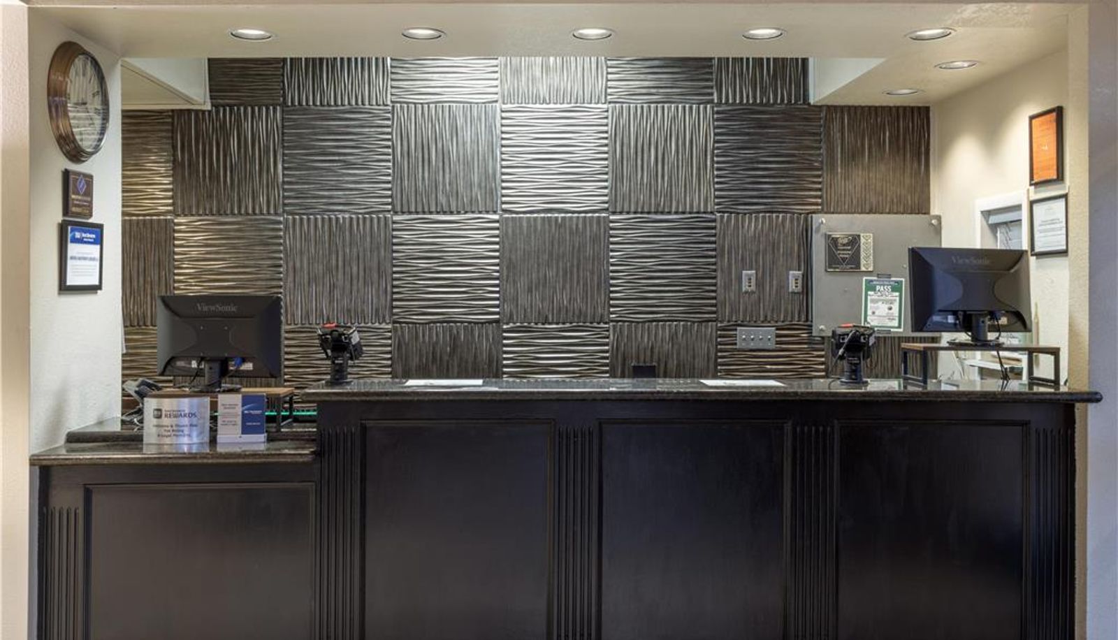 Hall - Best Western Heritage Inn