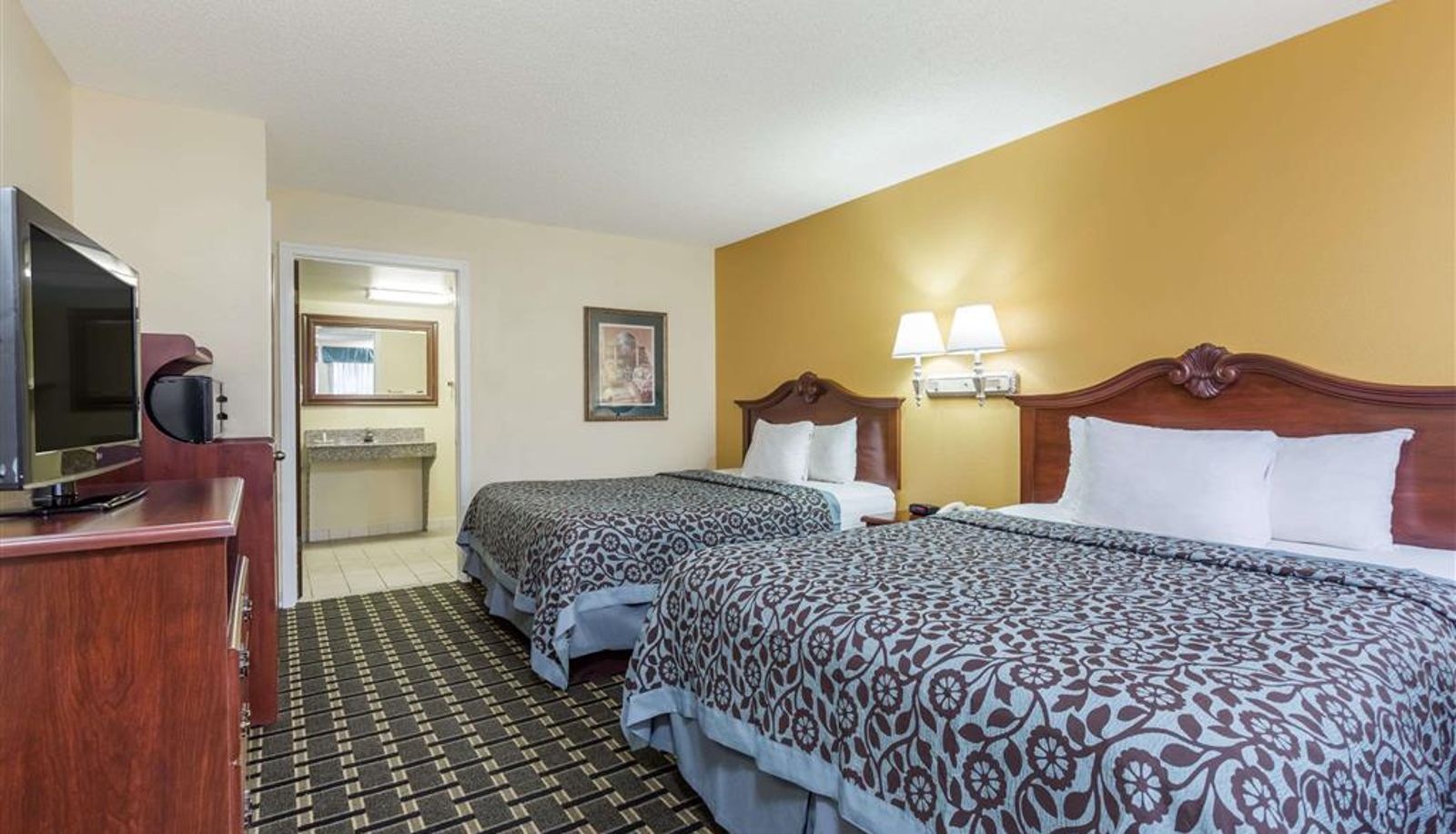Zimmer - Days Inn & Suites by Wyndham Warner Robins Near Robins AFB