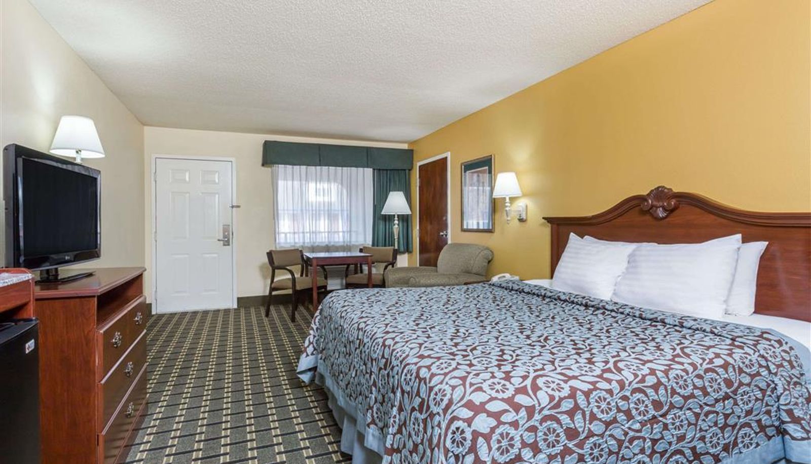 Zimmer - Days Inn & Suites by Wyndham Warner Robins Near Robins AFB