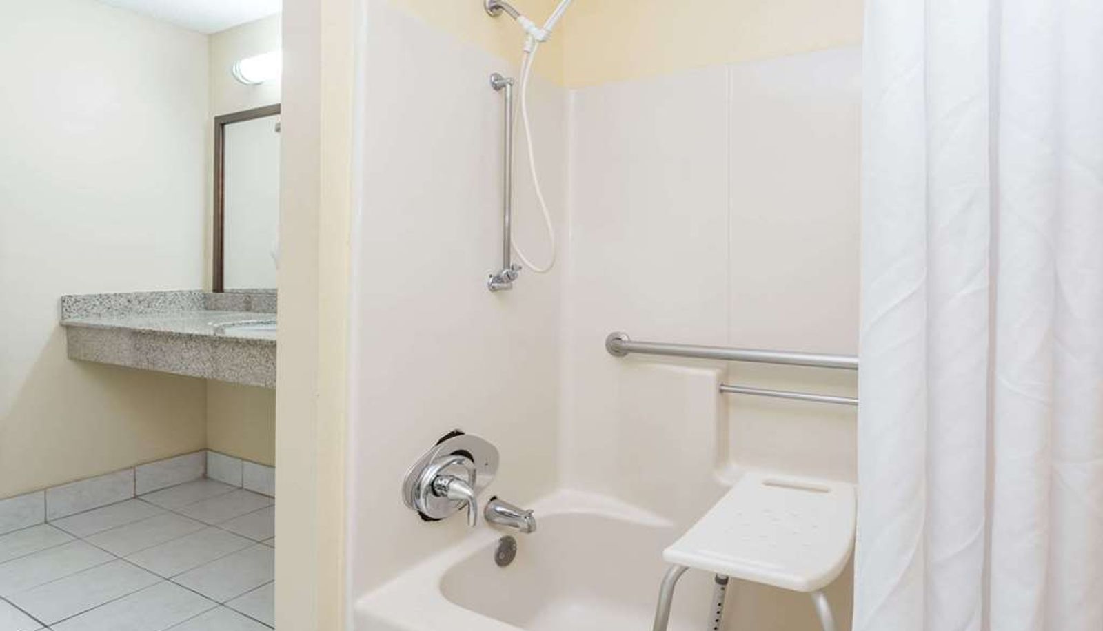 Zimmer - Super 8 by Wyndham Statesboro
