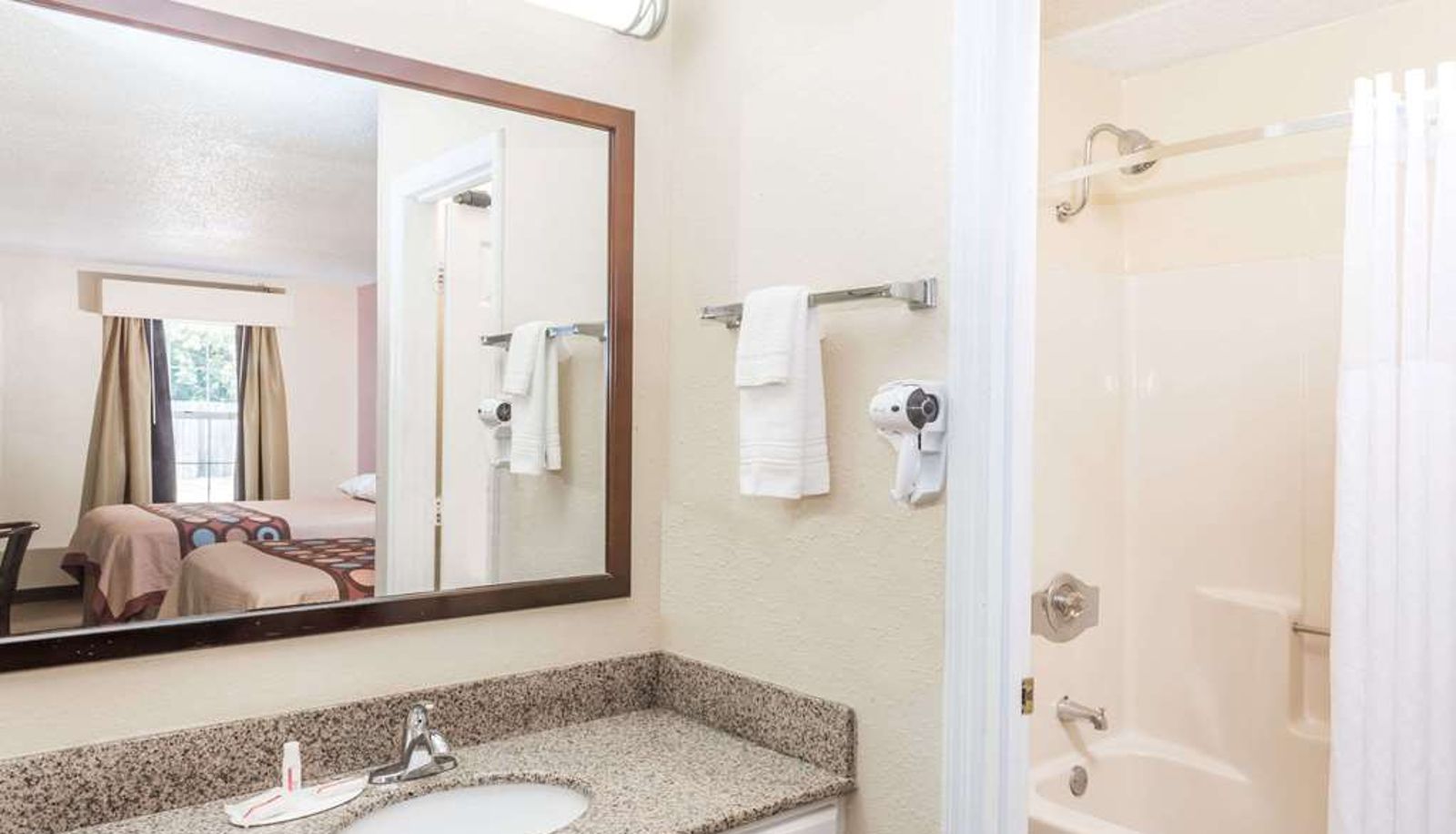 Zimmer - Super 8 by Wyndham Statesboro