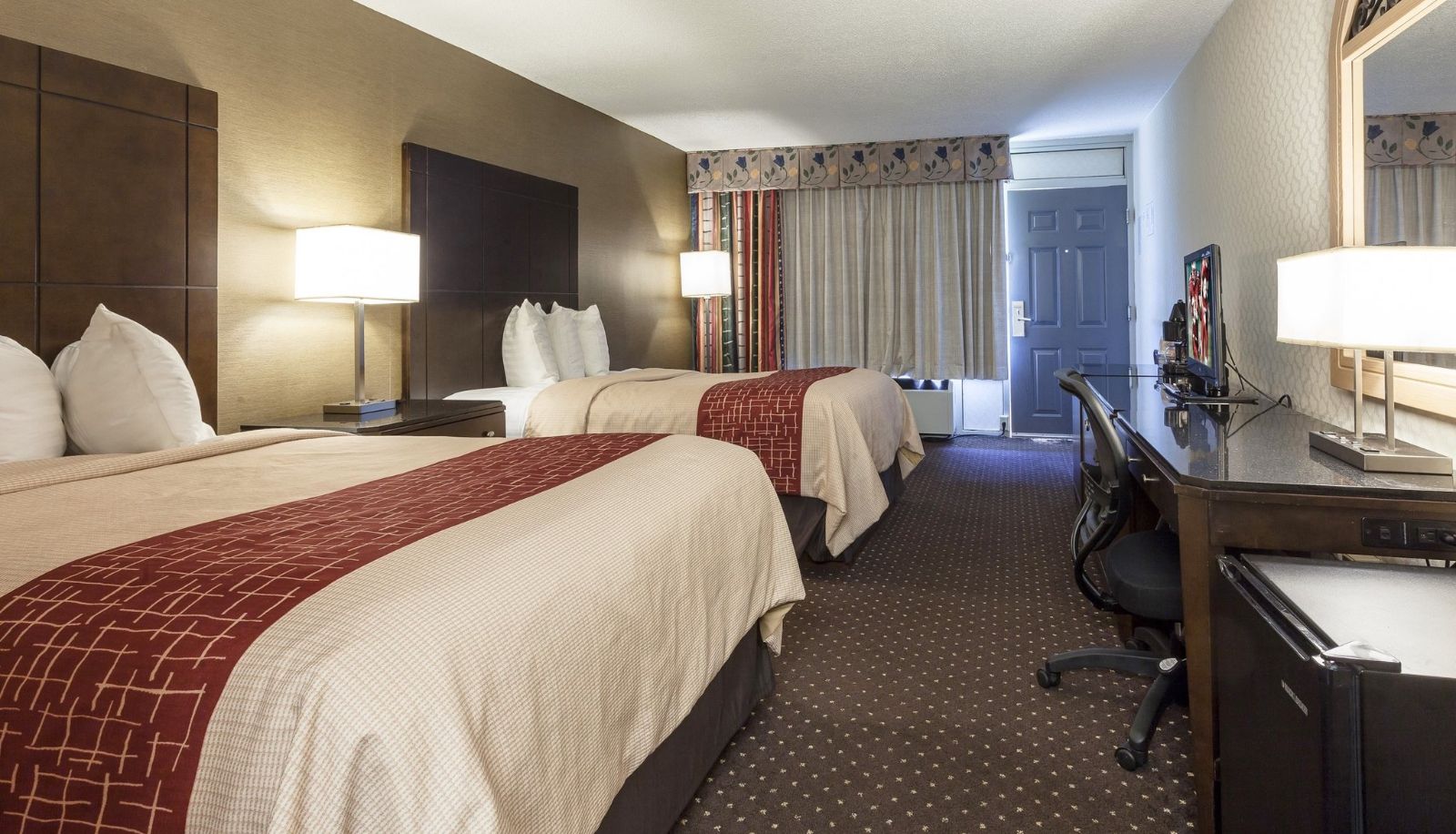 Room - Red Roof Inn & Suites DeKalb