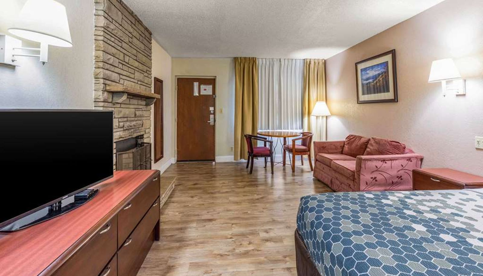 Room - Econo Lodge Inn & Suites on the River