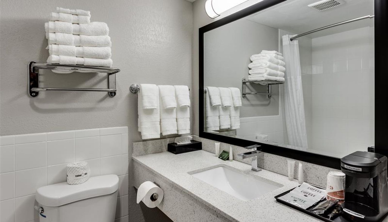 Room - Days Inn & Suites by Wyndham Spokane