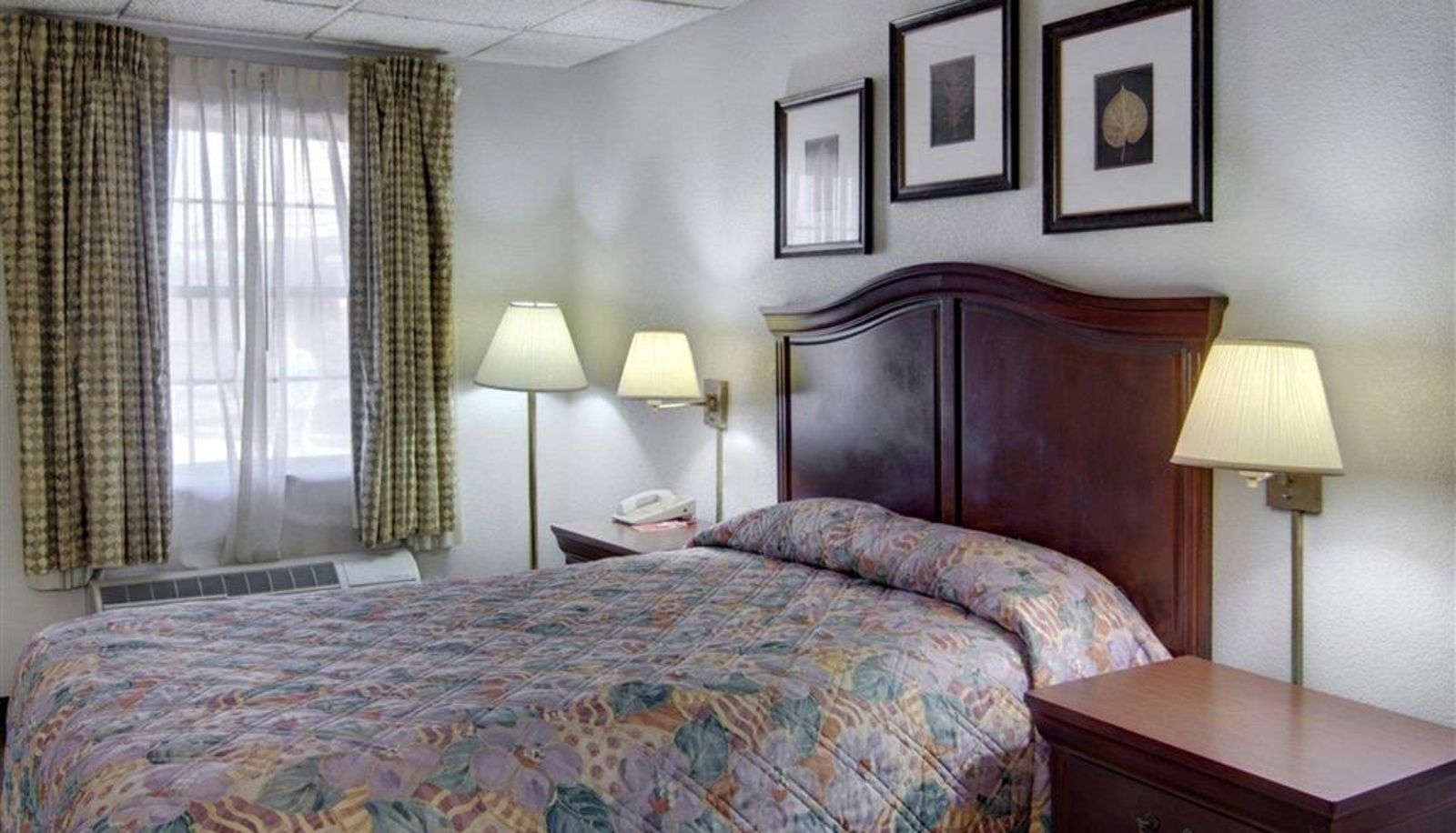 Zimmer - Econo Lodge Conference Center