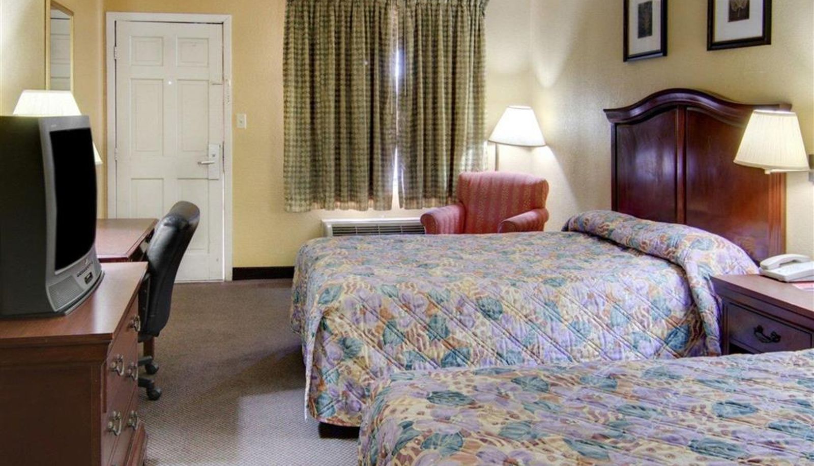 Zimmer - Econo Lodge Conference Center