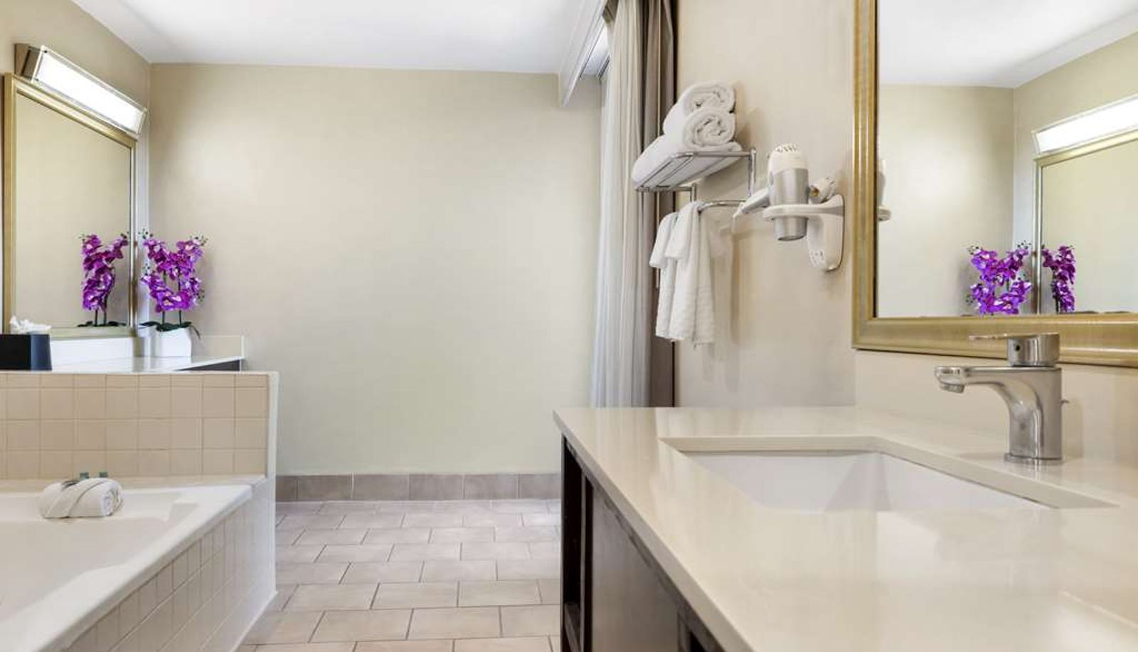Suite - Best Western Royal Palace Inn & Suites