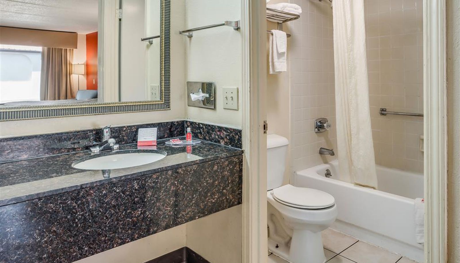 Zimmer - Econo Lodge Inn & Suites Griffin North