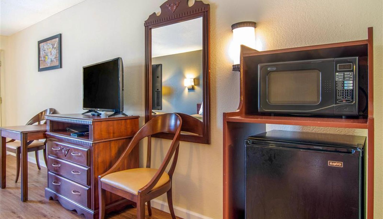 Room - Econo Lodge Inn & Suites near Chickamauga Battlefield