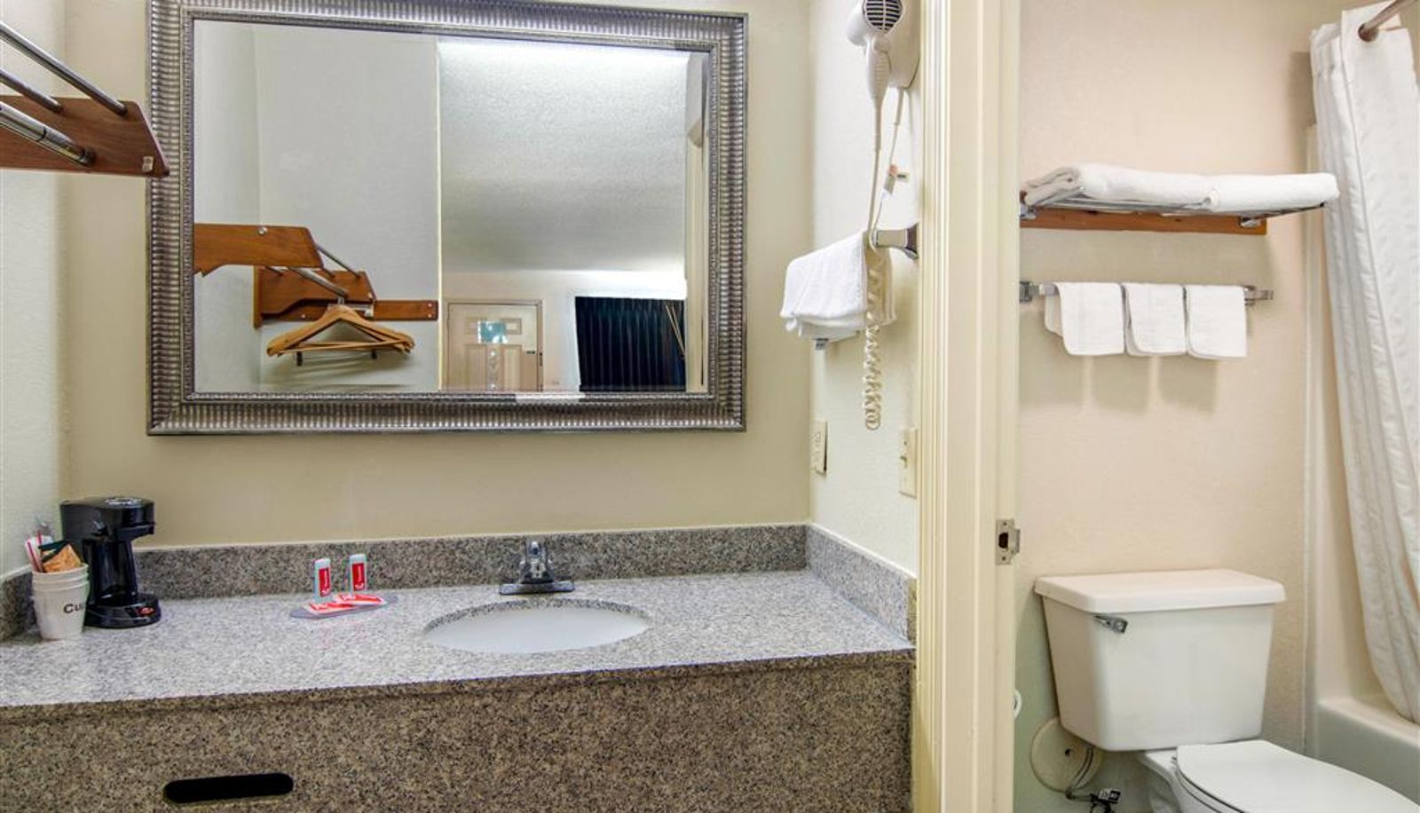 Room - Econo Lodge Inn & Suites near Chickamauga Battlefield