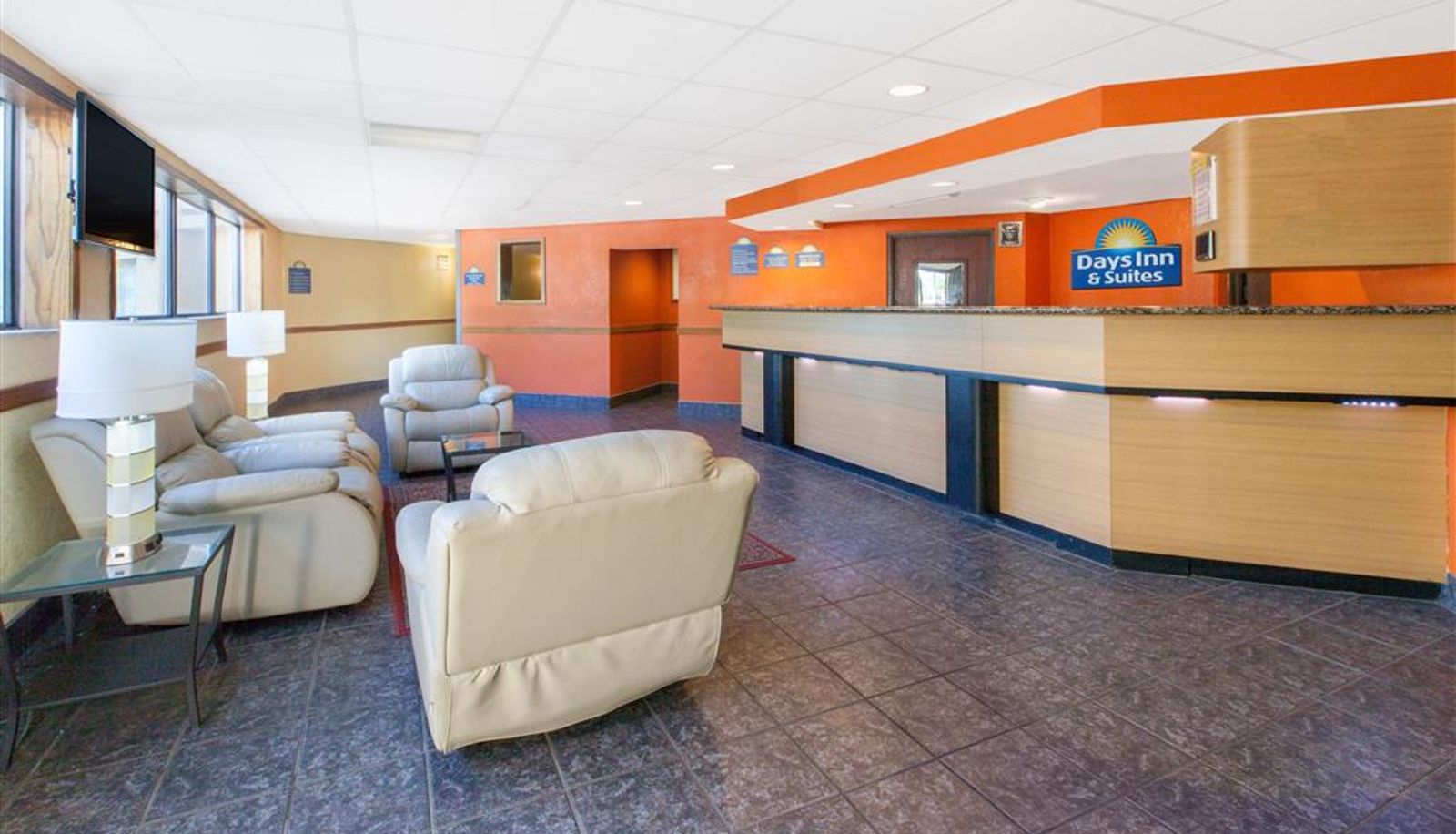 Sala - Days Inn & Suites by Wyndham Madison Heights MI