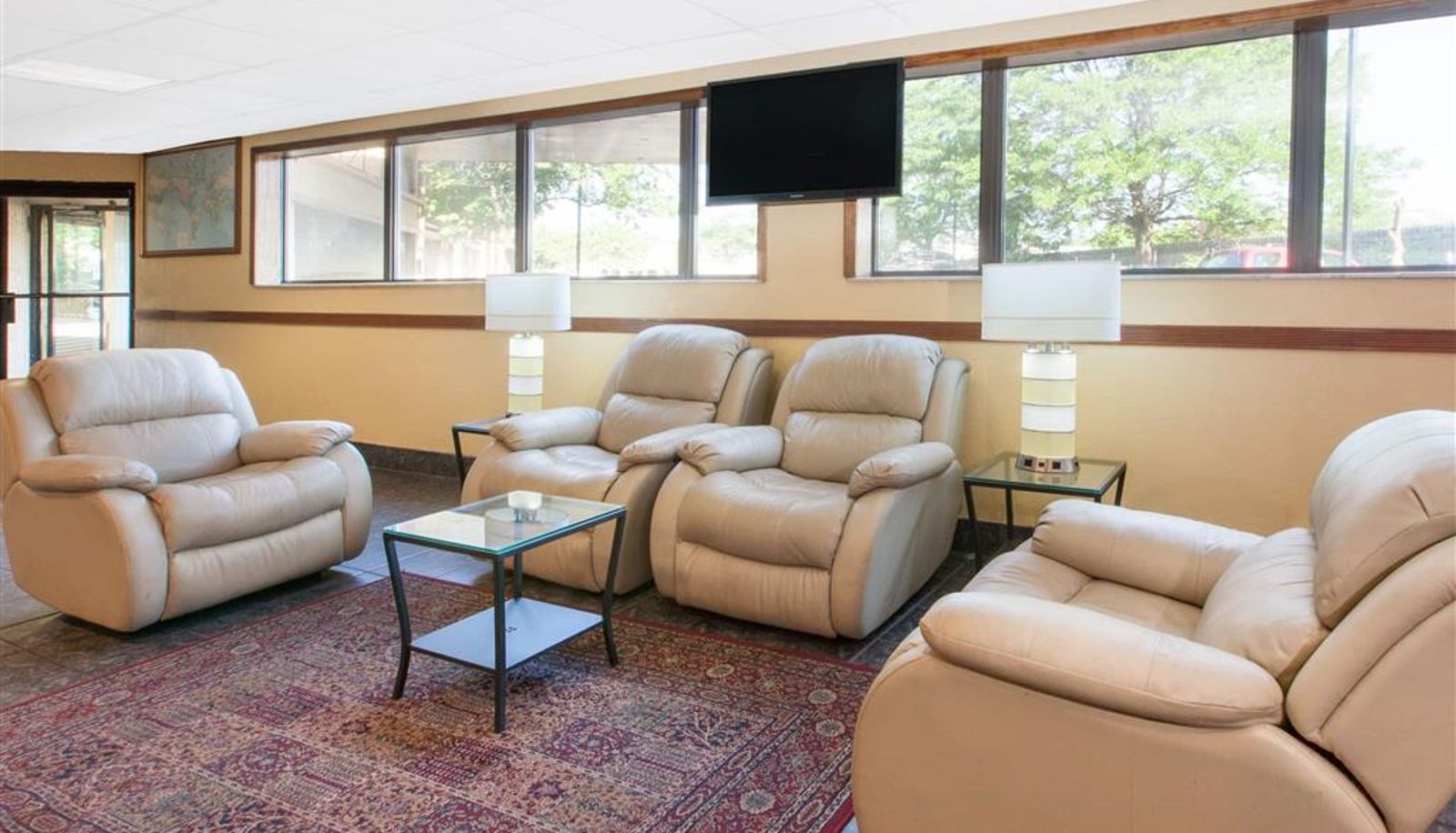Sala - Days Inn & Suites by Wyndham Madison Heights MI