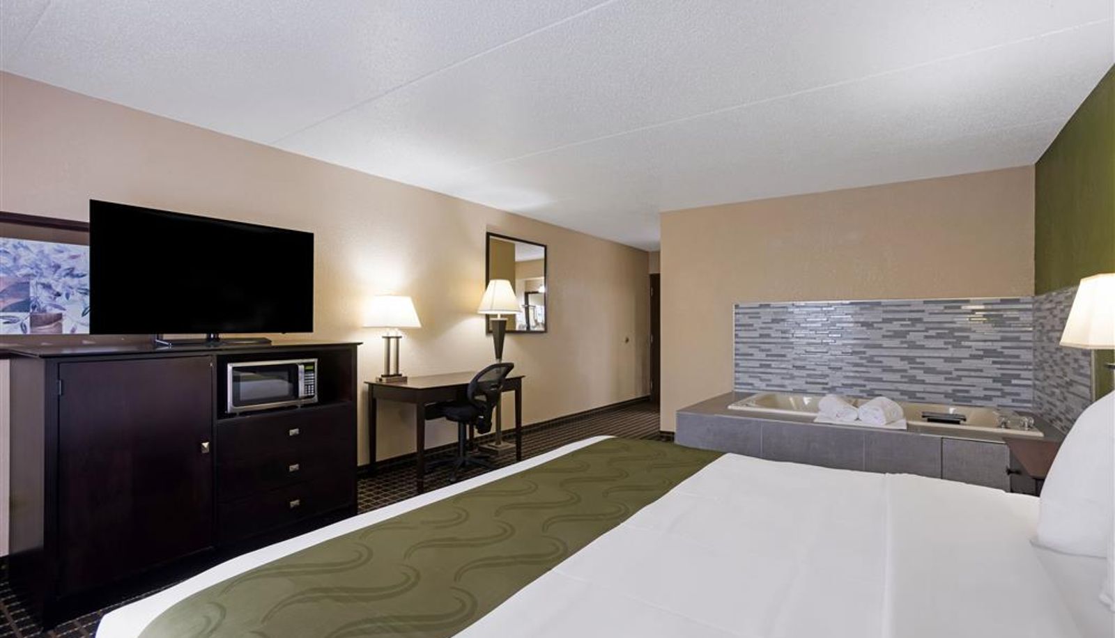 Room - Quality Inn & Suites Big Rapids near University