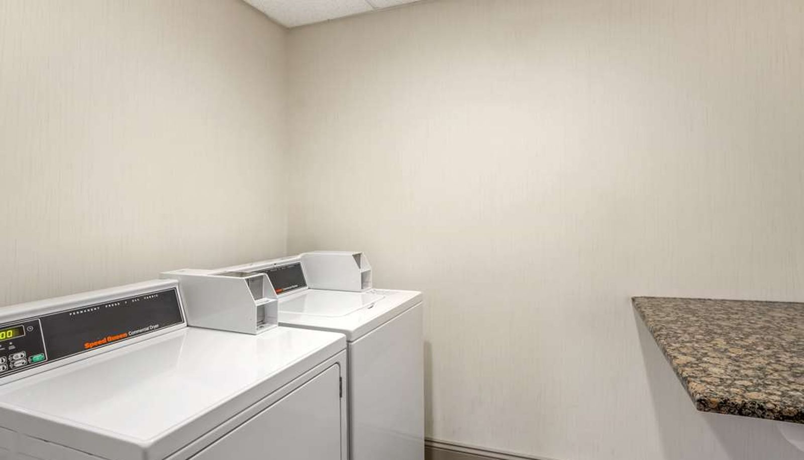 Vista interna - Best Western Plus Revere Inn & Suites