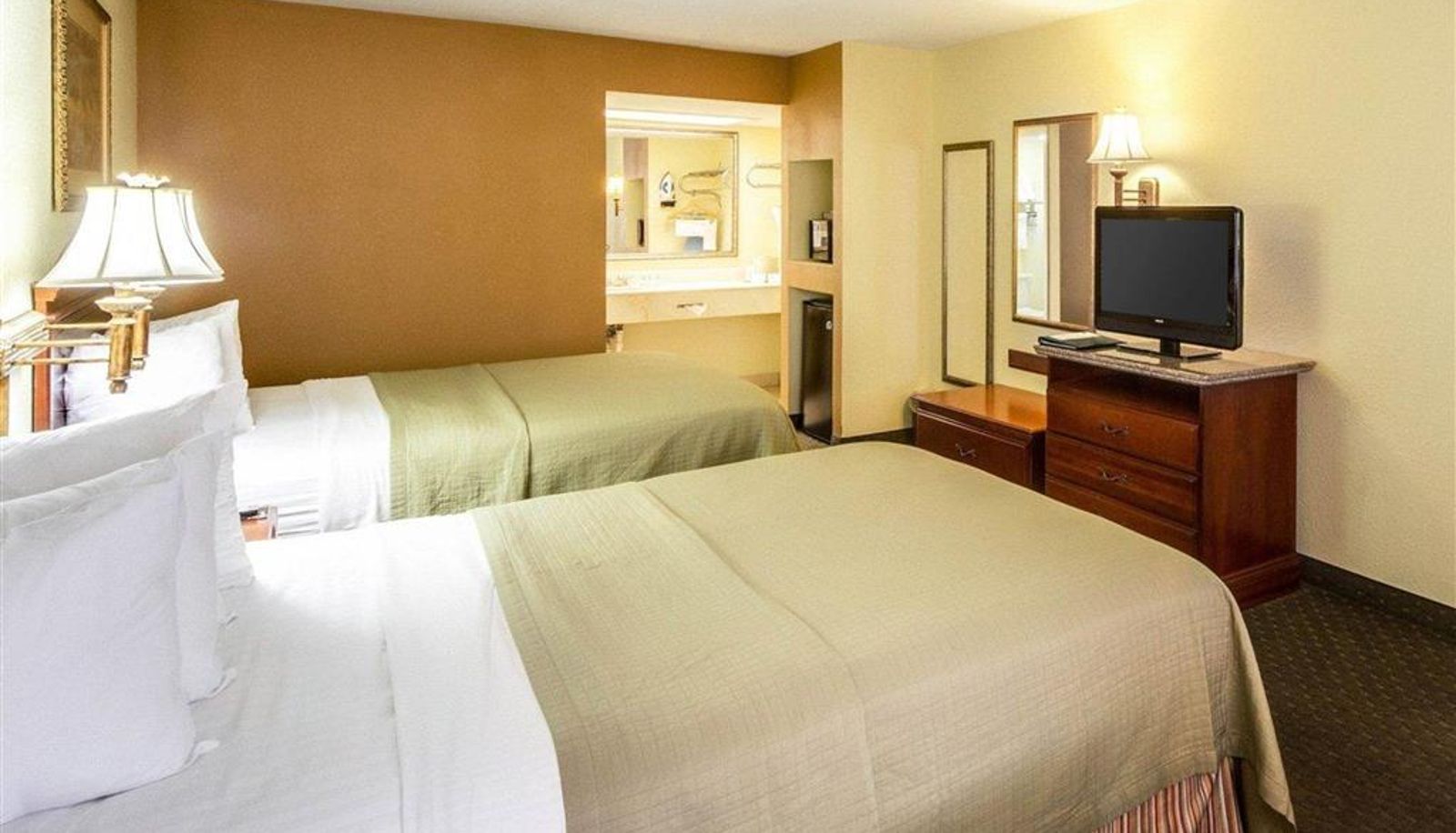Room - Econo Lodge Inn & Suites Eagle Pass