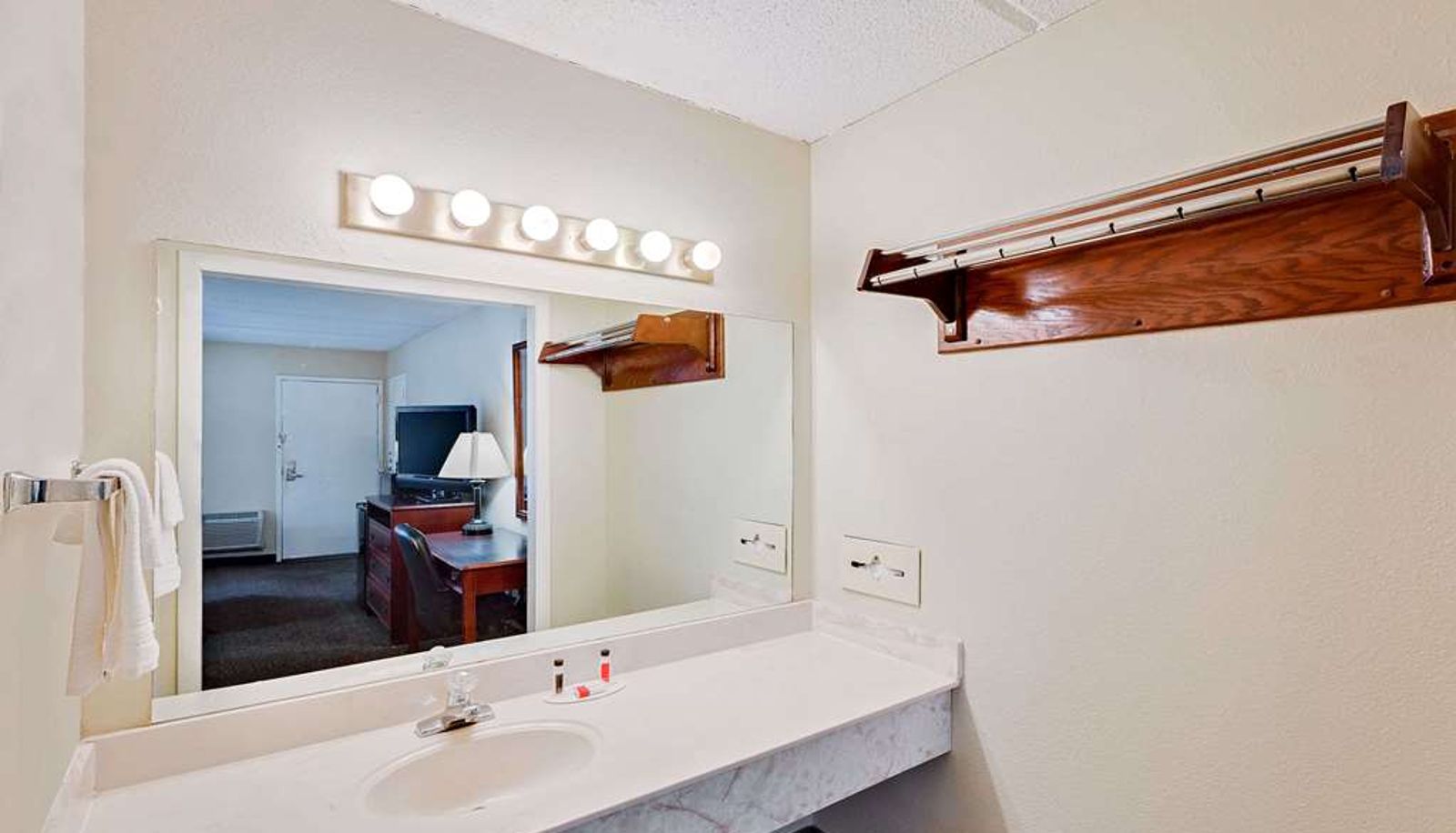 Zimmer - Days Inn by Wyndham Bay City