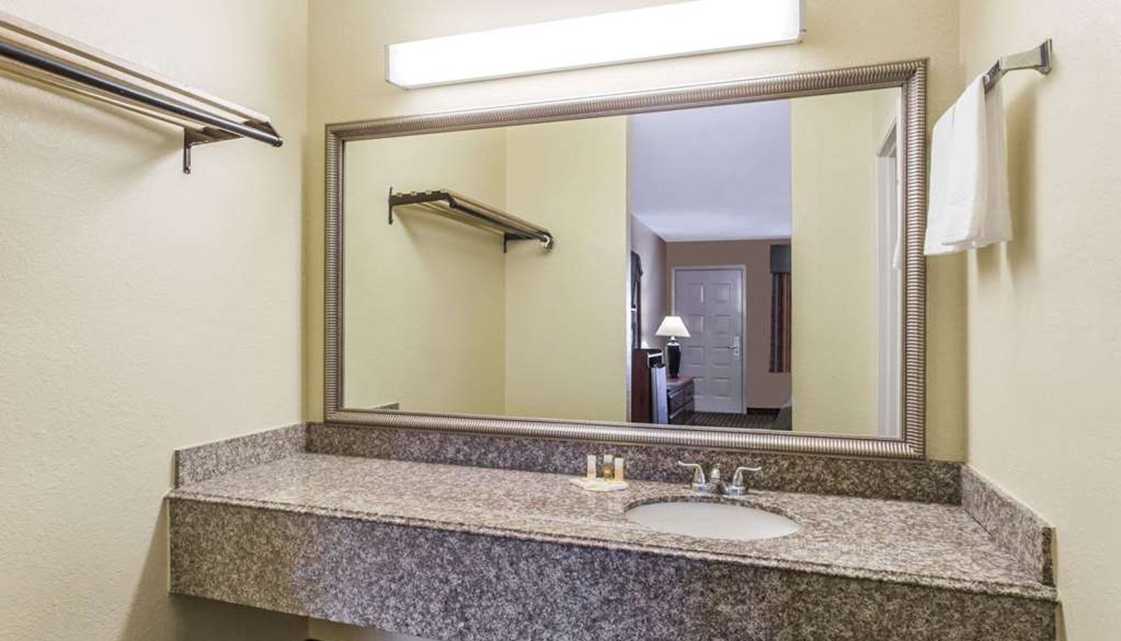 Zimmer - Days Inn by Wyndham Orange