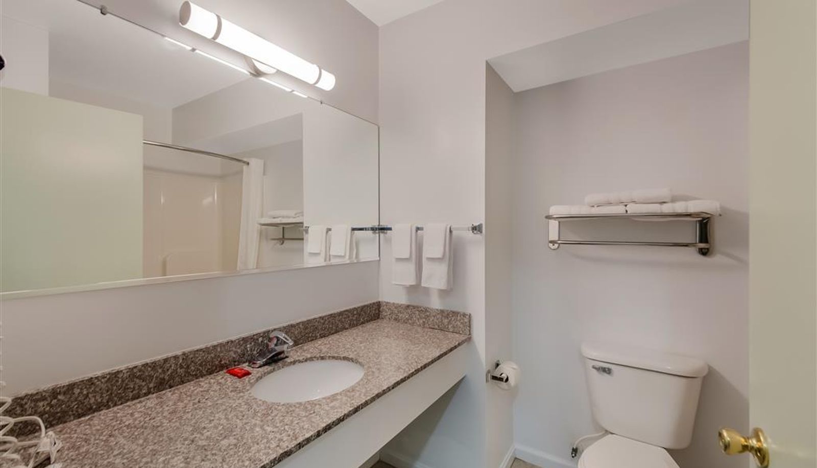 Zimmer - SureStay Plus by Best Western Berkeley Springs