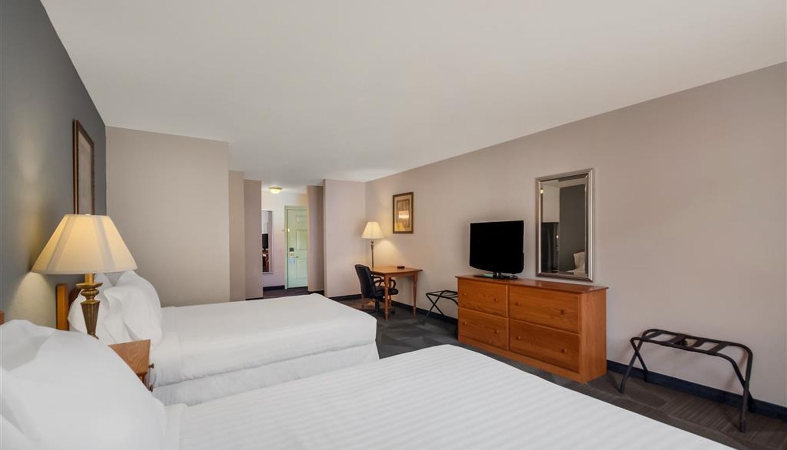 Zimmer - SureStay Plus by Best Western Berkeley Springs