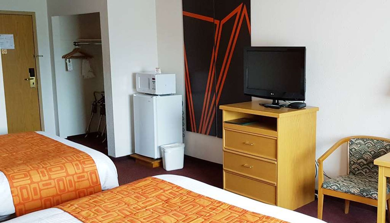 Zimmer - Howard Johnson by Wyndham Fort St. John